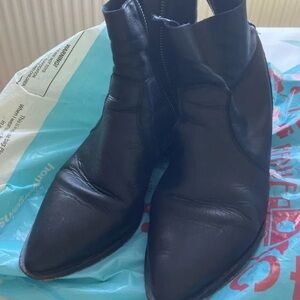 Women's Black Leather Pointed Ankle Booties - Sleek Side Zip